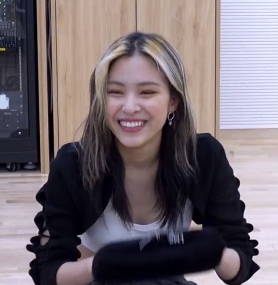 Koreaboo's tweet photo. Happy Birthday to ITZY's magnificant all-rounder, Ryujin! 🎂
You are everything that we aspire to be; strong, powerful and kind. Your talent never goes unnoticed and we are so grateful that we get to witness your true greatness everyday. Thank you for being our inspiration, and you deserve the world. We love you! 💛
ALL ROUNDER RYUJIN DAY
#AprilPrincessRYUJINDay #어느날보다_빛날_류진이의_하루