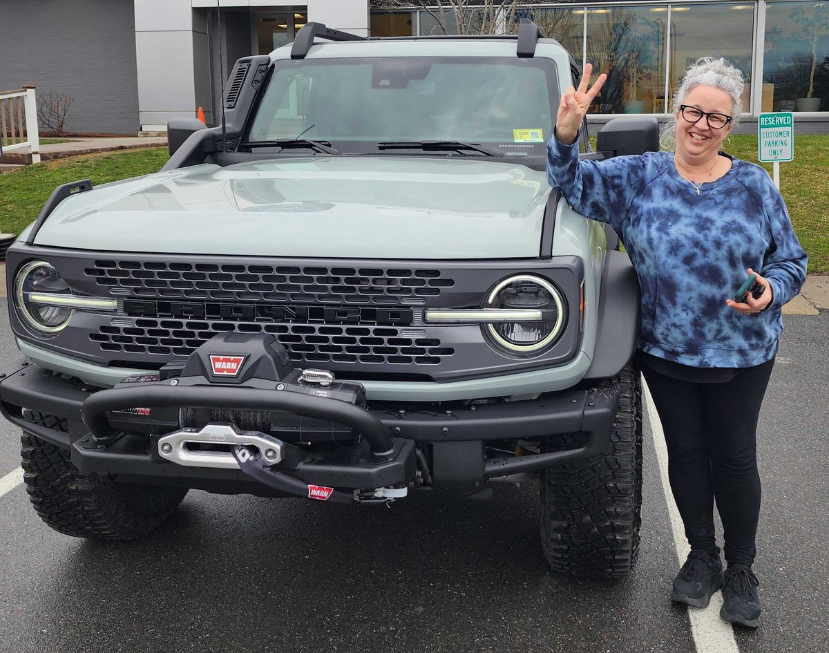 Happy #NewTruckDay to Angela! She is the proud owner of our very first Everglades Edition @Ford Bronco, picked out with some help from Nathan Wardwell - Congrats!

Learn more about Nathan & check out his reviews on @DealerRater: bit.ly/2PpAW9k

#Ford #Bronco #HTeam
