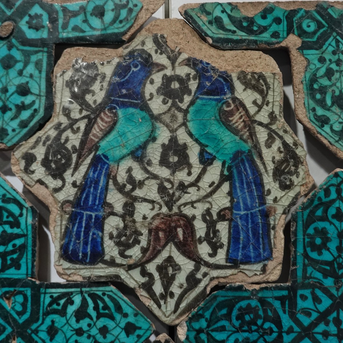 Konya Beyşehir'de bulunan Selçuklu eseri Kubadabad Sarayı çinilerinde bulunan bir kuş motifi...(Karatay Medresesi)