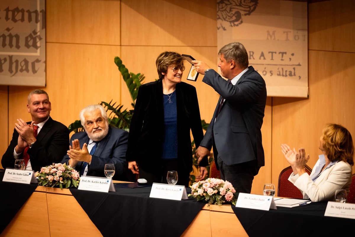 Dr. Katalin Karikó announced that she has brought the authentic replica of her Nobel Prize and offered it to the University of Szeged, along with the prize money of over half a million dollars, to support outstanding educators and students. ❤️👩‍⚕️ #UniversityofSzeged #KatalinKarikó