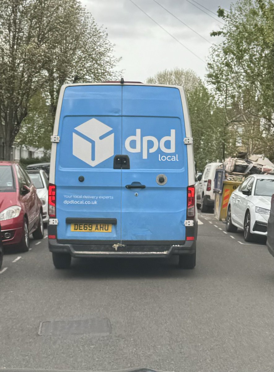 ShootsHew's tweet photo. DPD fly tipping! @dpd_local @dpduk5 @DPDCare @EalingCouncil @ealingMPS @ealingtodaycouk @WarrenFarmNR @GregHands @ILoveHanwell @EalingCustSer https://t.co/M8bHrV8e72