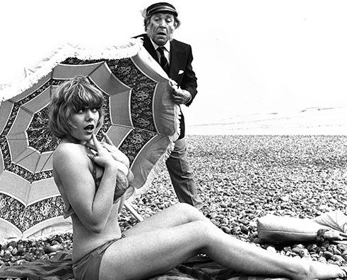 On this day in 1973 filming began on CARRY ON GIRLS, the 25th in the series, on location in Brighton. That first scene in the can @Robin_Askwith Margaret Nolan, & Peter Butterworth, on the pebbled beach directly below Madeira Drive. Glorious! 🤪❤️🎬 #ComedyHistorian #BritishFilm