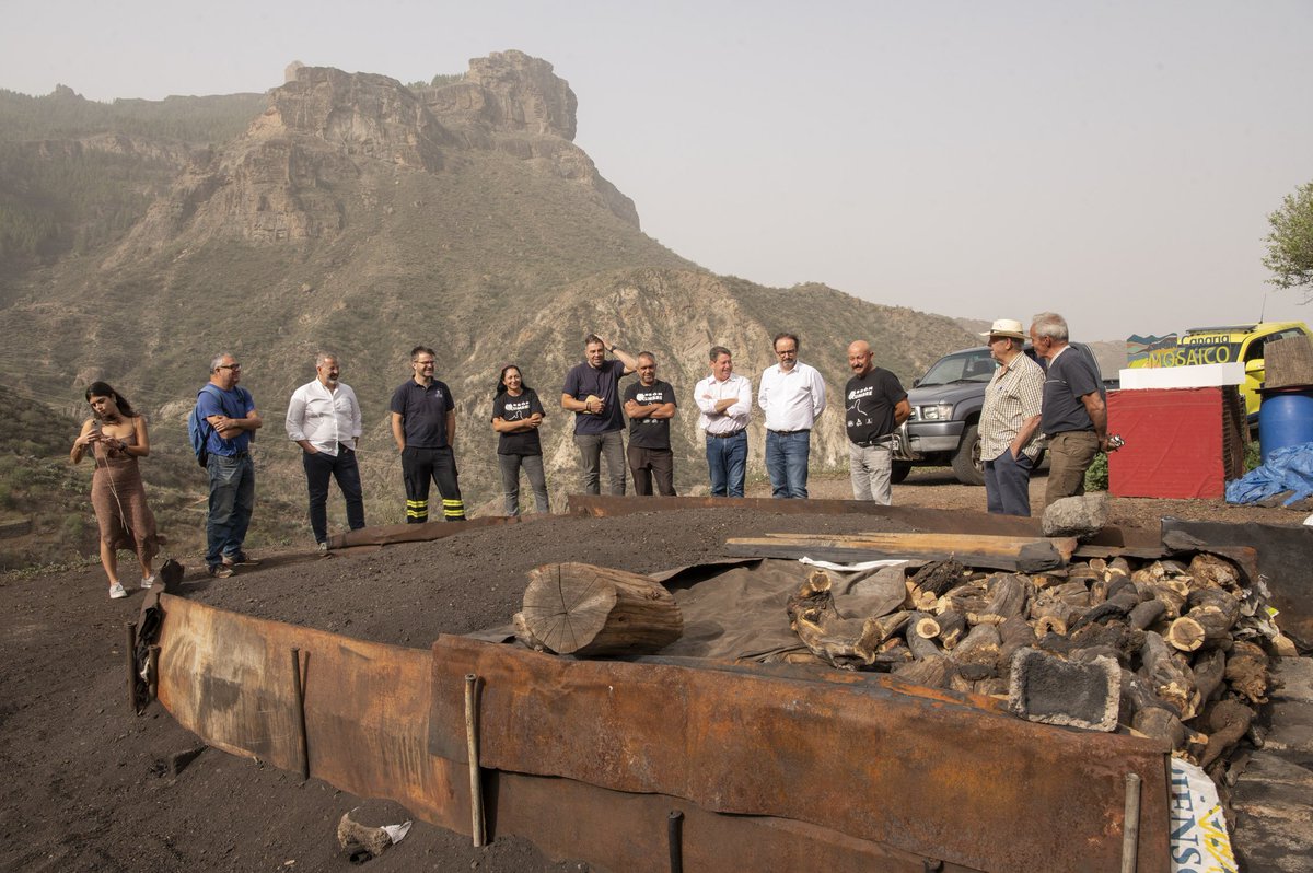 GranCanariaCab's tweet photo. Reconocemos el carboneo tradicional de Gran Canaria por su contribución a la prevención de grandes incendios forestales.

La retirada de madera para hacer carbón reduce el combustible forestal en montes y barrancos. https://t.co/KcEQnAdPLI