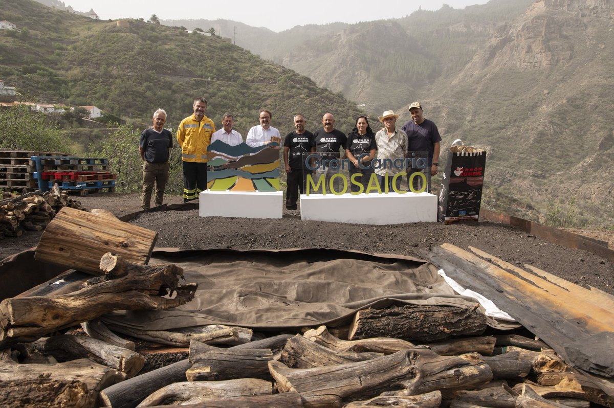 GranCanariaCab's tweet photo. Reconocemos el carboneo tradicional de Gran Canaria por su contribución a la prevención de grandes incendios forestales.

La retirada de madera para hacer carbón reduce el combustible forestal en montes y barrancos. https://t.co/KcEQnAdPLI