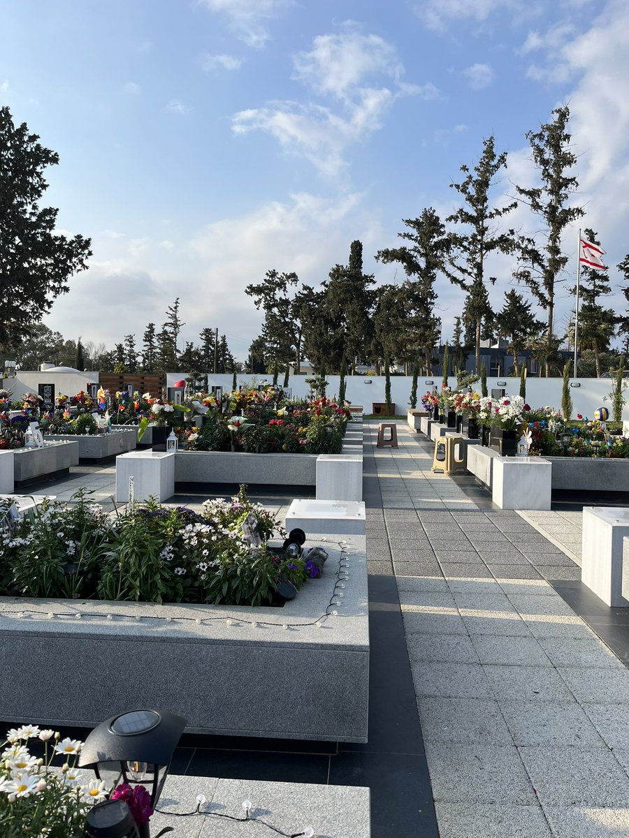 Gülünce güller açan çocukları, dostları bizden alıp bu betondan bahçelere gömdünüz ya! Günah diye bir şey varsa siz günahkarsınız, suç diye bir şey varsa suçlusunuz, adalet diye bir şey varsa siz o adaletten kaçamayacaksınız. Çünkü #isiasortakdavamız !