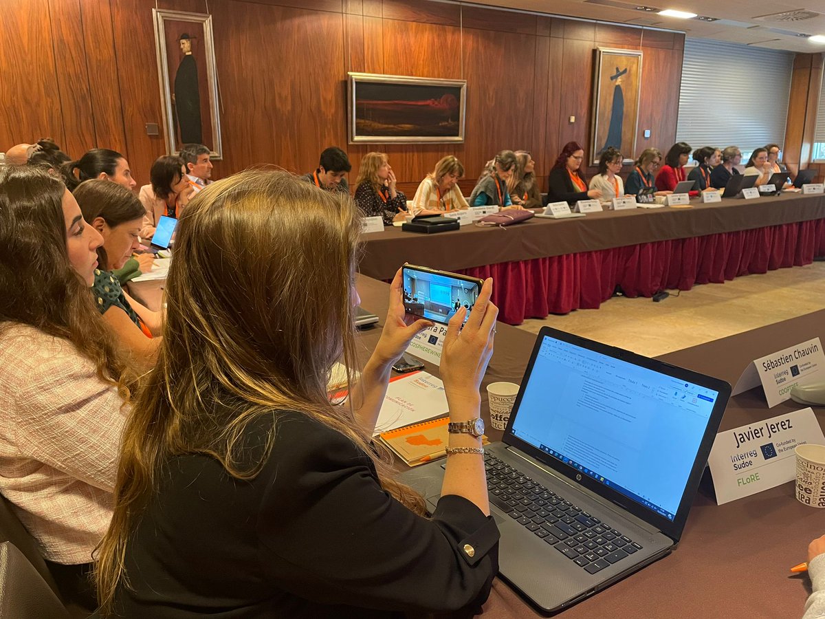 6Sudoe's tweet photo. 🇪🇸 🇫🇷 🇵🇹 🇪🇺
@DoroFischer 

🇪🇸...imparte el taller de #comunicación para los proyectos #Sudoe

🇫🇷...assure l'atelier de #communication pour les projets #Sudoe

🇵🇹... oferece a sessão de #comunicação para os projetos aprovados #Sudoe

Gracias😀 Merci🙂 Obrigado😄 Thank you😊 https://t.co/3bZ9ii2BjN