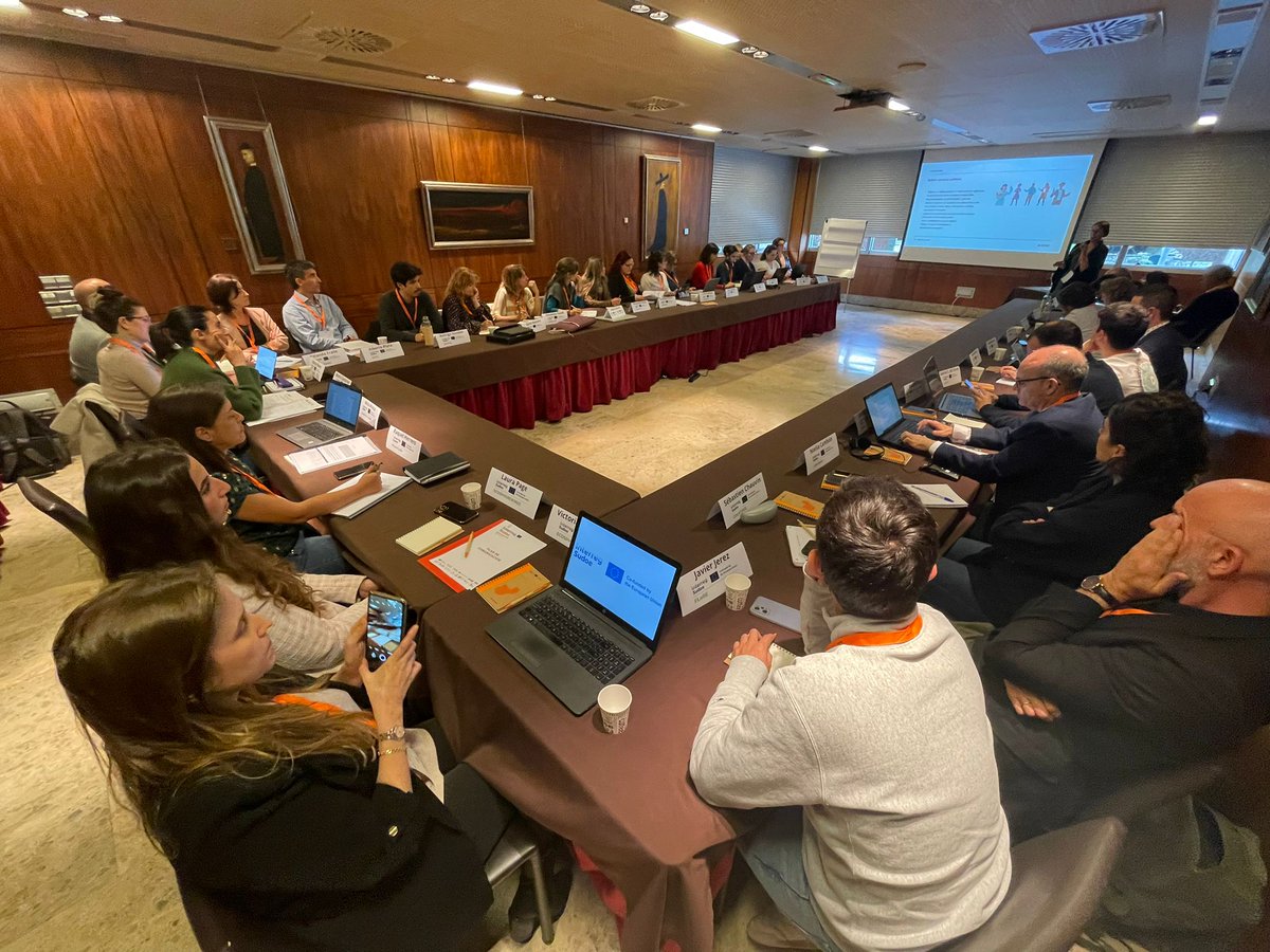 6Sudoe's tweet photo. 🇪🇸 🇫🇷 🇵🇹 🇪🇺
@DoroFischer 

🇪🇸...imparte el taller de #comunicación para los proyectos #Sudoe

🇫🇷...assure l'atelier de #communication pour les projets #Sudoe

🇵🇹... oferece a sessão de #comunicação para os projetos aprovados #Sudoe

Gracias😀 Merci🙂 Obrigado😄 Thank you😊 https://t.co/3bZ9ii2BjN