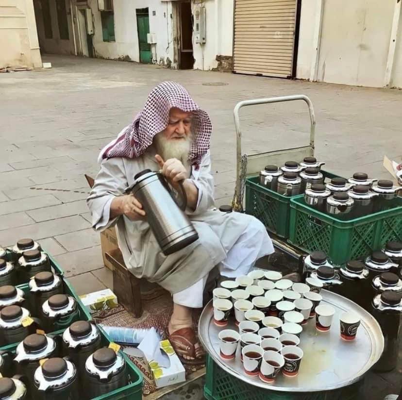 muhammadsafi231's tweet photo. هغه سپین ږیری ومړه چې ۴۰ کلونه یې مسلسل مدینه منوره کې پر زیارت کوونکو خرما او چای وړیا وېشلو.
روح یې ښاد، داسړی مې لیدلې وو یو وخت یې خواته ورغلم ډیر مینه ناک او ښه حوصلې خاوند وو. https://t.co/PsAG70fw5B