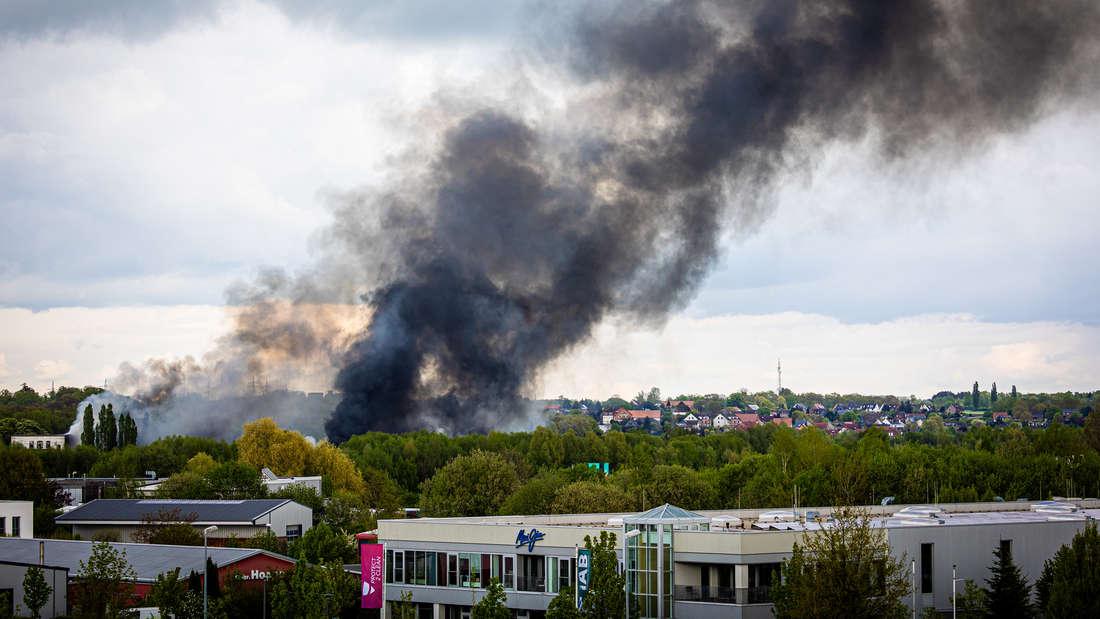 Die Feuerwehr muss in Braunschweig nach mehreren Explosionen die Brandbekämpfung in einer Lagerhalle unterbrechen. Gebäude im Umkreis wurden evakuiert. bgland24.de/weltspiegel/gr…