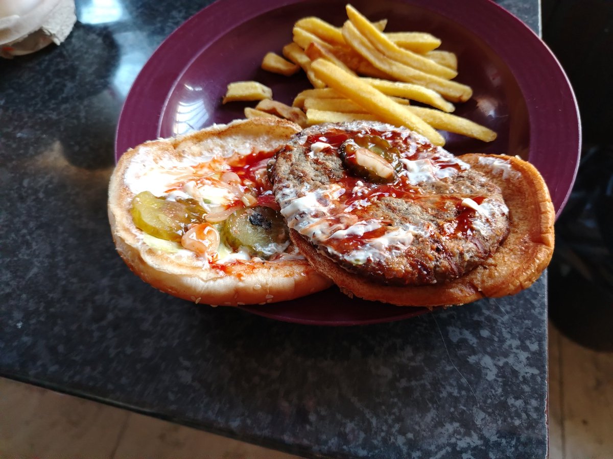 AdrianDCarney's tweet photo. @BurgerKingZA so this is your infamous WHOPPER???? Horrendous https://t.co/PbpEBDsRIa
