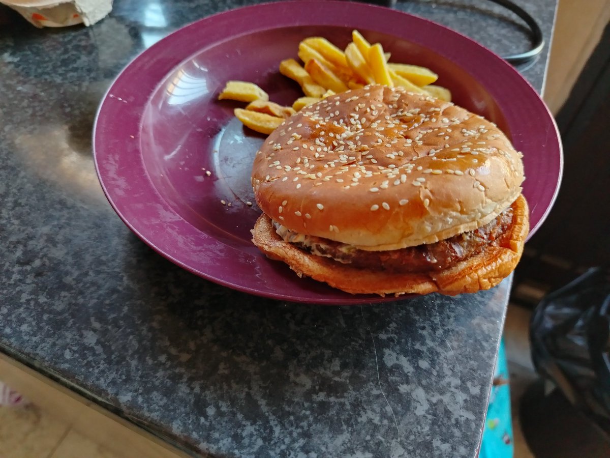 AdrianDCarney's tweet photo. @BurgerKingZA so this is your infamous WHOPPER???? Horrendous https://t.co/PbpEBDsRIa