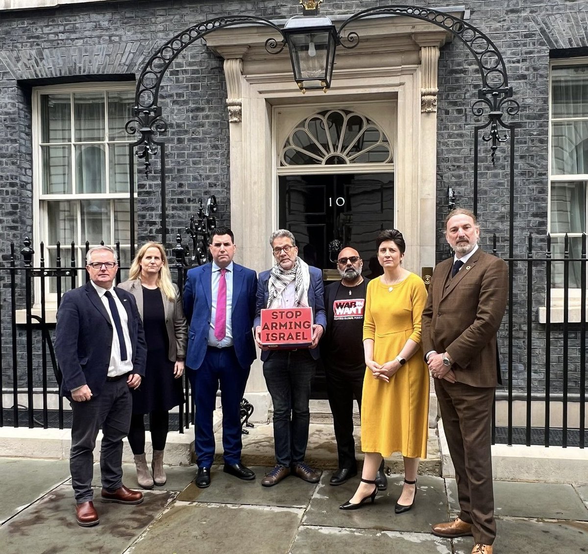 Joined @WaronWant & @PSCupdates to hand in a 64,000 name petition demanding end to arms sales to Israel. Delighted to join @theSNP colleagues @alisonthewlis & @chrislawSNP as well as fellow parliamentarians @BethWinterMP & @RichardBurgon in taking message directly to the UK govt.