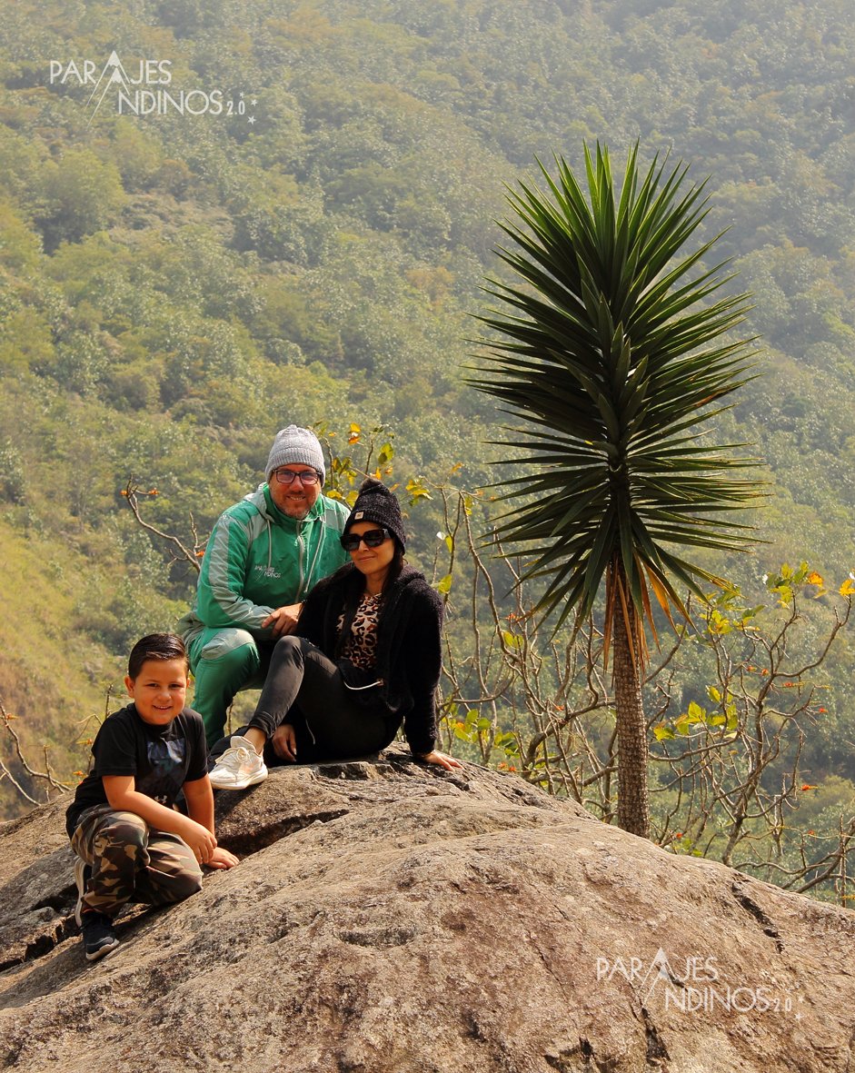 Una maravillosa #caminata te aguarda, rodeados de una exuberante vegetación que adornan el #sendero rumbo a una espléndida #cascada de origen natural.

Caída de frías y cristalinas aguas que se desprende desde la cima de la #montaña su nombre "Cascada Velo de la Novia"
