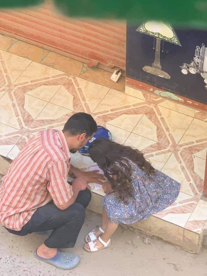 husseinElbaz___'s tweet image. انا كنت بقفل شباك اوضتي 
لقيت المنظر ده ف سمعت الحوار لقيته بيقولها علي مهلك اكتبي براحه انا جمبك وبتقوله ايدي وجعتني يشد ايديها ويبوسها يقولها معلش تقوله حاضر يابابا هكتب اهو وتتضحك وتكرر الكلمه ويبوسها ويطبطب عليها وبيبتسم
 بتهيألي البنت نسيت تكتب الواجب في البيت وعندها درس