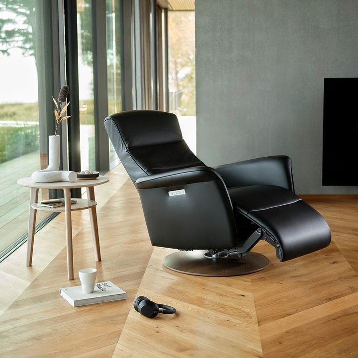 LippmannsFurnit's tweet photo. Discover a world of comfort at Lippmann's Furniture &amp; Interiors. Experience seating that intuitively adapts to your body, now available in new designs and contemporary hues.

📷 Stressless® Mike/Wood Moon base/Paloma Black https://t.co/cdoLT1yi6V