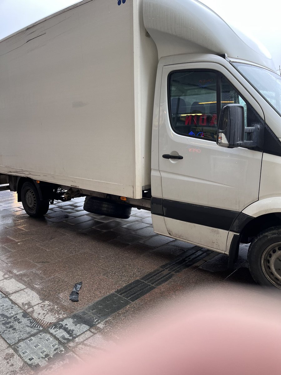 RonjaPahaoja's tweet photo. Leppävaarassa on Sellon edustalla maassa näkövammaisia varten ohjausraitaa. Seurasin sitä raitaa löytääkseni suojatien kohti junalaitureita. Törmäsin autoon. Tämä oli siis jalkakäytävällä aivan täsmälleen suojatien edessä, ohjausraidan päällä. Kuva sokkona nopeesti räpsäisty. https://t.co/PTycGSGXD9