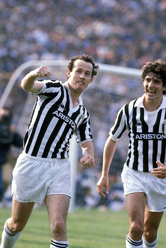 🇮🇪 Liam Brady; aware that he is to be replaced at season-end by 🇫🇷 Michel Platini, scores the 75th minute decisive penalty that seals #Juventus' 1-0 away win at #Catanzaro to clinch the 1981/82 #Scudetto crown for #Bianconeri.