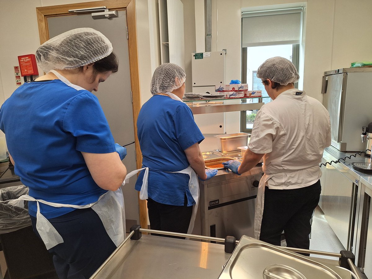 Final prep for the first of many dinners 🍽 to be served in the newly opened Joe & Helen O'Toole Community Nursing Unit #Tuam A huge thank you 👏to all involved in the big move & for making it as smooth a transition as possible for all, especially the residents @NASCriticalCare