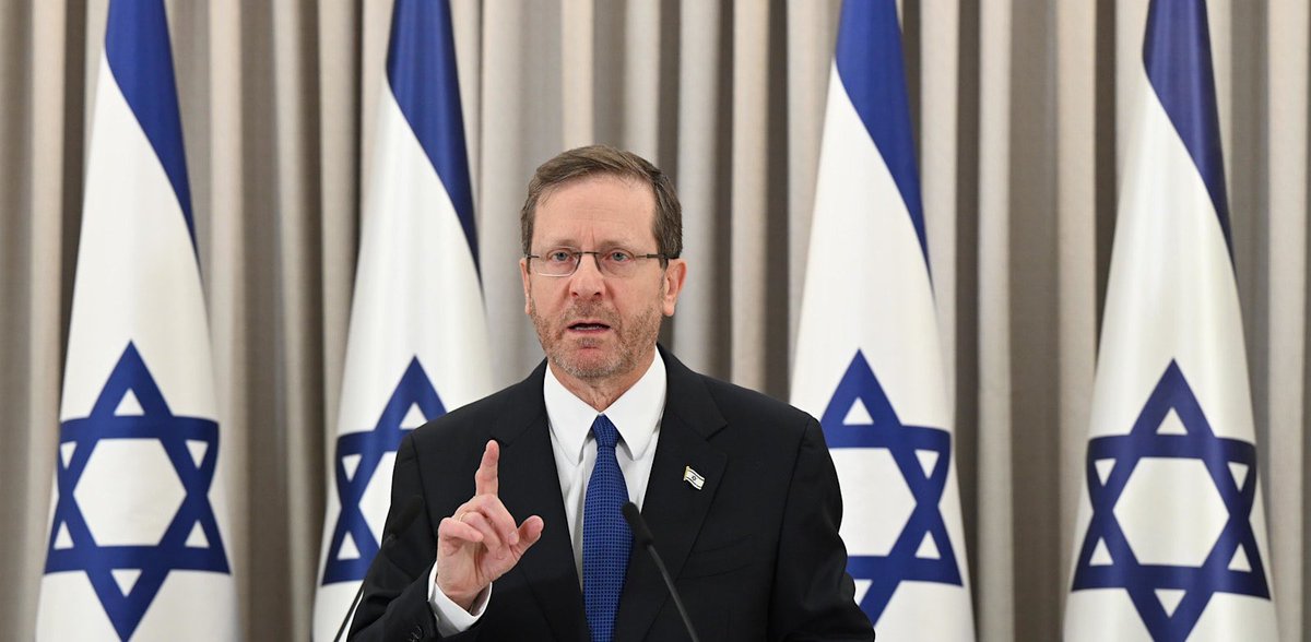 Le président israélien Isaac Herzog :

« Nous sommes des réformateur de la paix. »

الله a dit :

« Et quand on leur dit : “Ne semez pas la corruption sur la terre ! ” Ils disent : “Au contraire, nous ne sommes que des réformateurs !” »

𝟐:𝟏𝟏