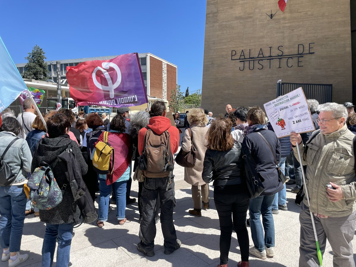 LNLeCacheux's tweet photo. Soutien à notre camarade Alexandre, victime d’un procès politique par un député macroniste.
Nous serons toujours là pour refuser la répression politique organisée par la macronie pour faire taire les oppositions.
No Pasaran ✊
#confettis
#procespolitique
#franceinsoumise https://t.co/USzTw7POEk
