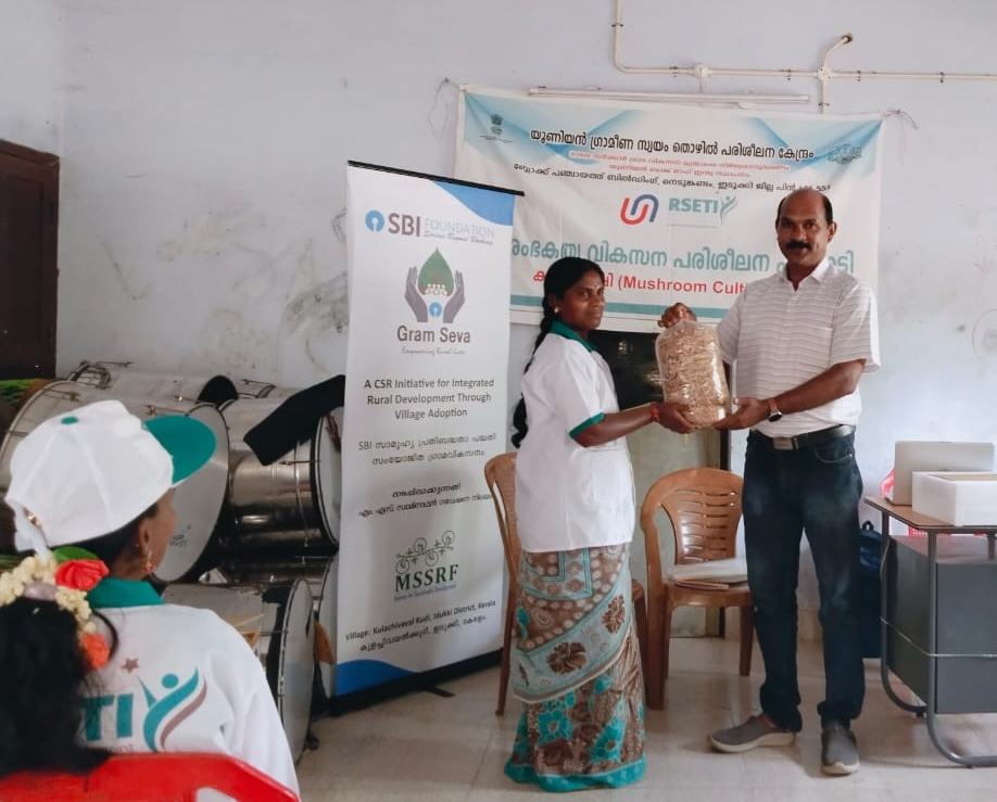 Stakeholders from Kanthalloor in #Idukki district completed a six-day Mushroom cultivation and #Entrepreneurship development training under the SBI #GramSeva Project. The session was led by Mr Shine, a trainer from #RSETI Idukki. @SBI_FOUNDATION @mssrf #MushroomCultivation