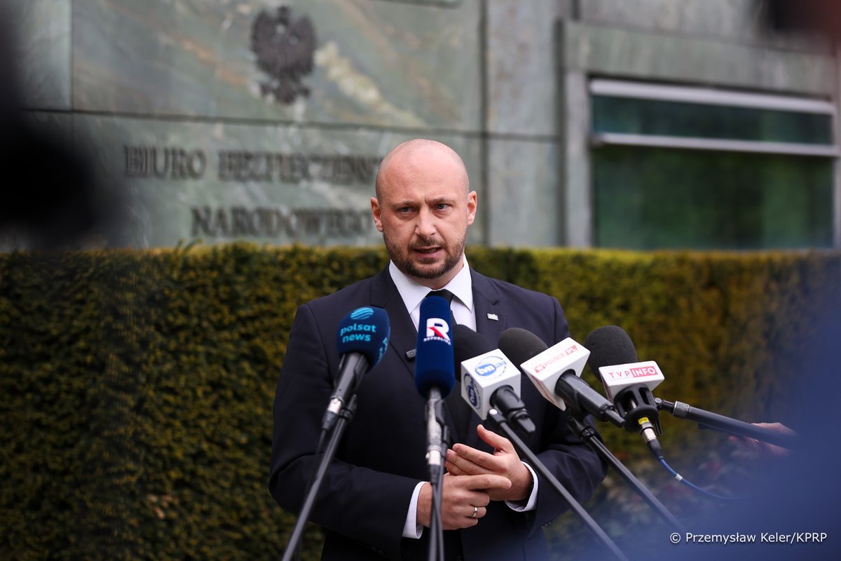 BBN_PL's tweet photo. W dyskusji o partnerstwie w ramach inicjatywy europejskiej tarczy powietrznej #ESSI zabrakło oferty włączenia polskiego przemysłu zbrojeniowego, np. doskonałych systemów radarowych. Nie da się budować europejskiej obrony powietrznej bez zdolności do wykrywania celów, czyli systemów radarowych rozlokowanych w Polsce.

Zabrakło komponentu przemysłowego, na który zdecydowała się Polska we współpracy ze stroną brytyjską, czyli systemów CAMM, a także polskich rozwiązań obrony krótkiego zasięgu Piorun i Grom.

Za poprzedniego rządu zawarta została współpraca dotycząca implementacji amerykańskiego systemu dowodzenia i kierowania walką #IBCS. Wicepremier Kosiniak-Kamysz kontynuował ten wysiłek kontraktując przygotowane rozwiązania. Więc „mózg” systemu obrony powietrznej w Polsce już jest. Strona niemiecka porównywanym systemem nie dysponuje.

Jeżeli te aktywa zostaną włączone w projekt europejski, z uwzględnieniem polskiego przemysłu zbrojeniowego, Prezydent @AndrzejDuda będzie za taką formą wzmocnienia bezpieczeństwa.

Szef BBN @JacekSiewiera