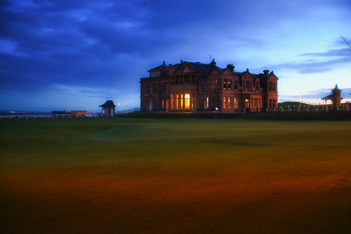 Fav pic today is of the 18th Old Course St Andrews Links, really enjoying the way the light from the The R&A spills out onto the green #loveGolf #GolfArt #KevinMurrayGolfPhotography #GolfMonthly #BanditGolfProductions #homeofgolf #R&A