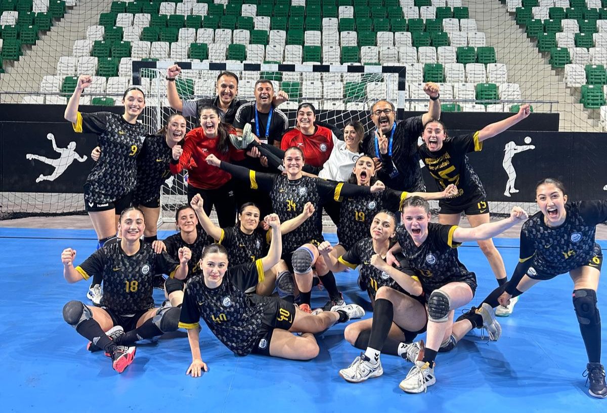 Giresun'da oynanan Play-Off karşılaşmasında, Karaman Minik Atılım Spor Kulübü'nü 37-31'lik bir skorla mağlup ederek Final-Four'a yükselen Kırşehir Belediyespor Kadın Hentbol Takımı oyuncularımızı, teknik heyeti ve yönetimi kutluyoruz