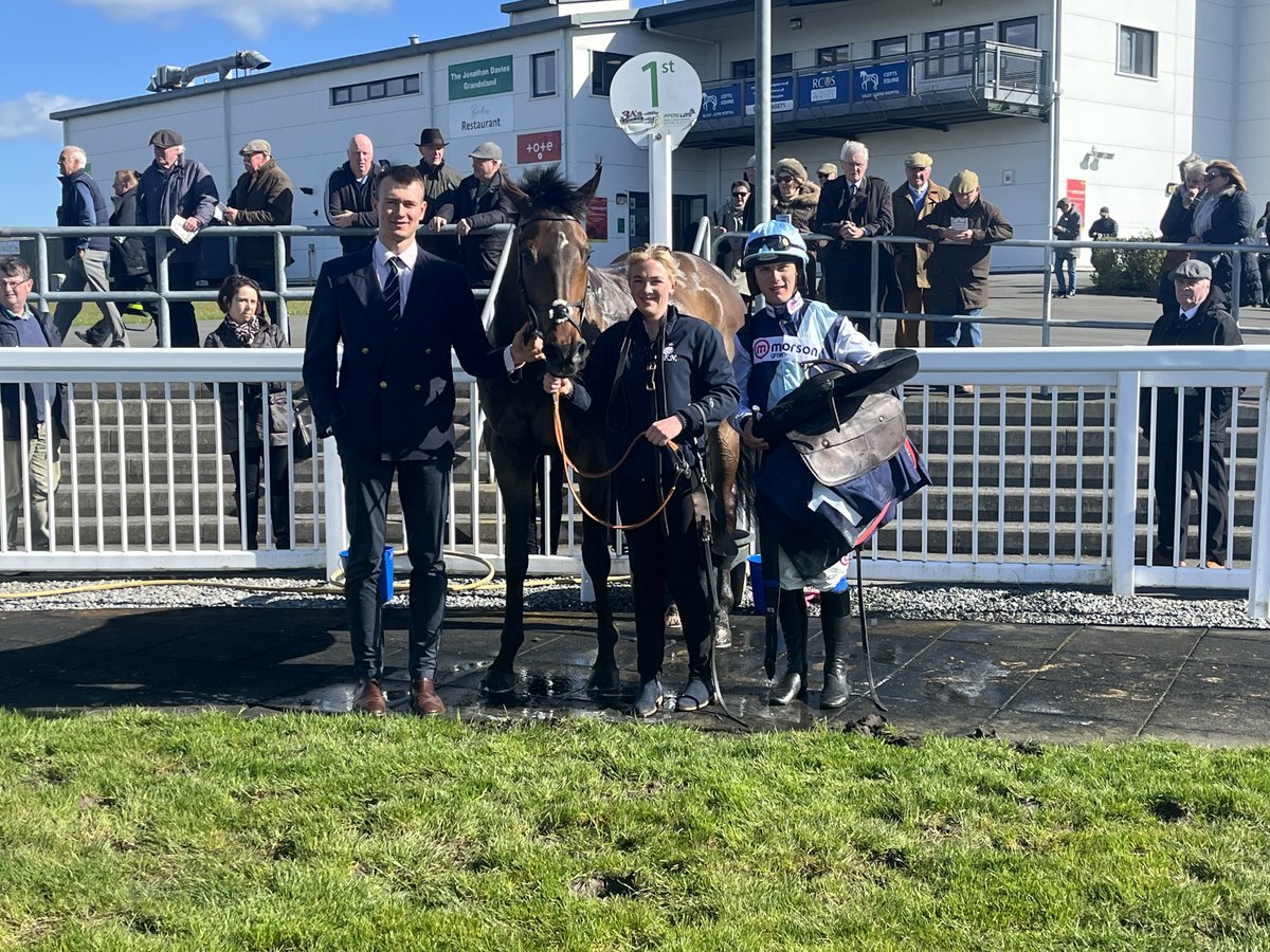 Panjari wins very nicely @FfosLasRC under a lovely ride from @gingell_freddie. Well done to his owners Neil & Alfie Smith and to Ellie who does everything with him at home. #123