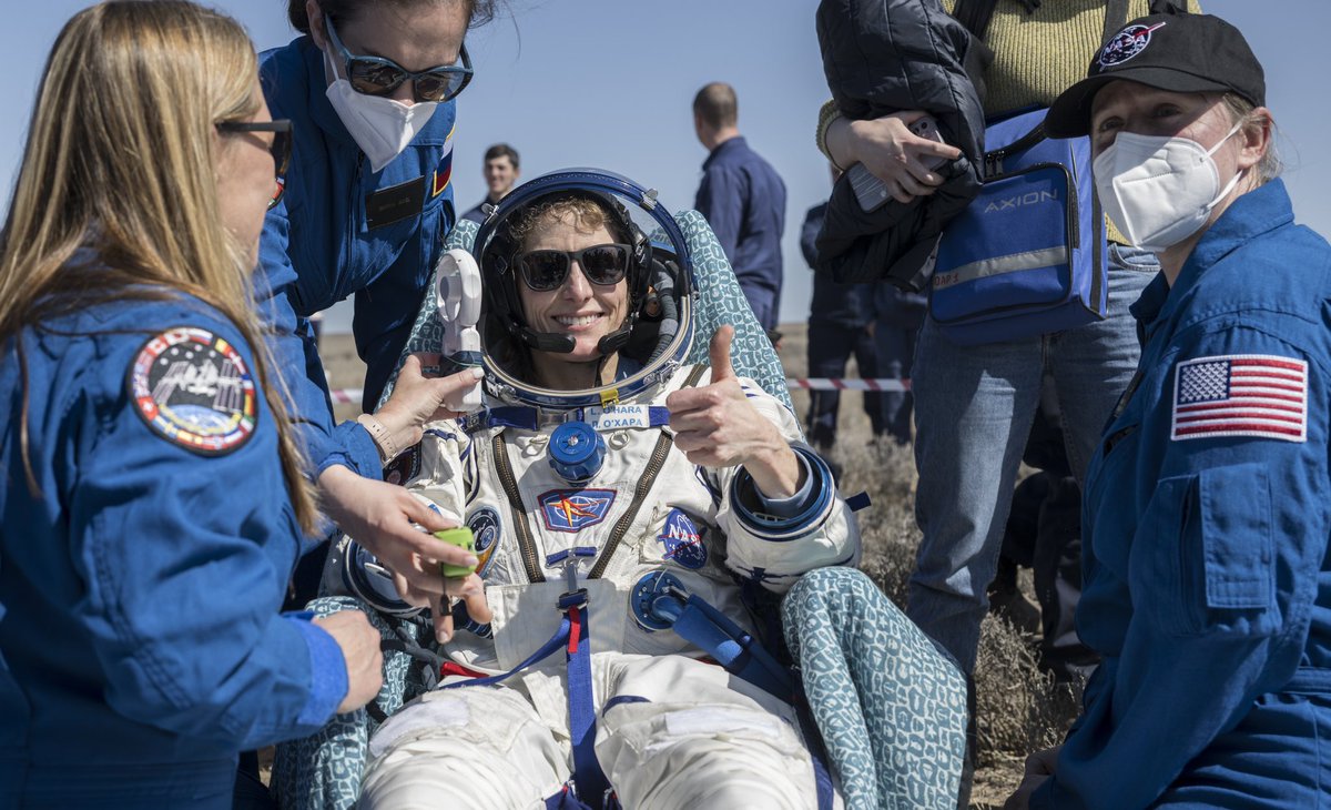 Moriah Thompson (UTMB RAM ‘19, far right) is Prime Crew Surgeon for NASA astronaut Loral O’Hara, & is now busy overseeing her post-flight phase. For #AerospaceMedicine docs, the mission doesn’t end when crew lands! 🧑‍🚀 📸: NASA/Bill Ingalls #spacemedicine @UTMB_SPPH