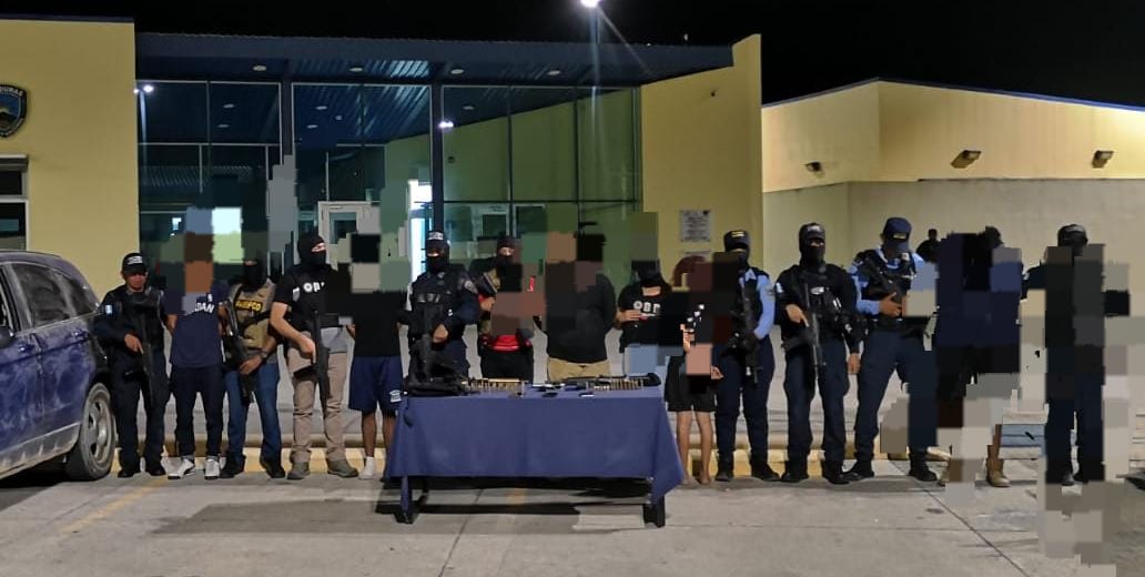 STNHonduras's tweet image. #STNinforma | En poder de dos fusiles AR-15 y chalecos tácticos son aprehendidos seis miembros de la pandilla 18

stnhn.com/en-poder-de-do…