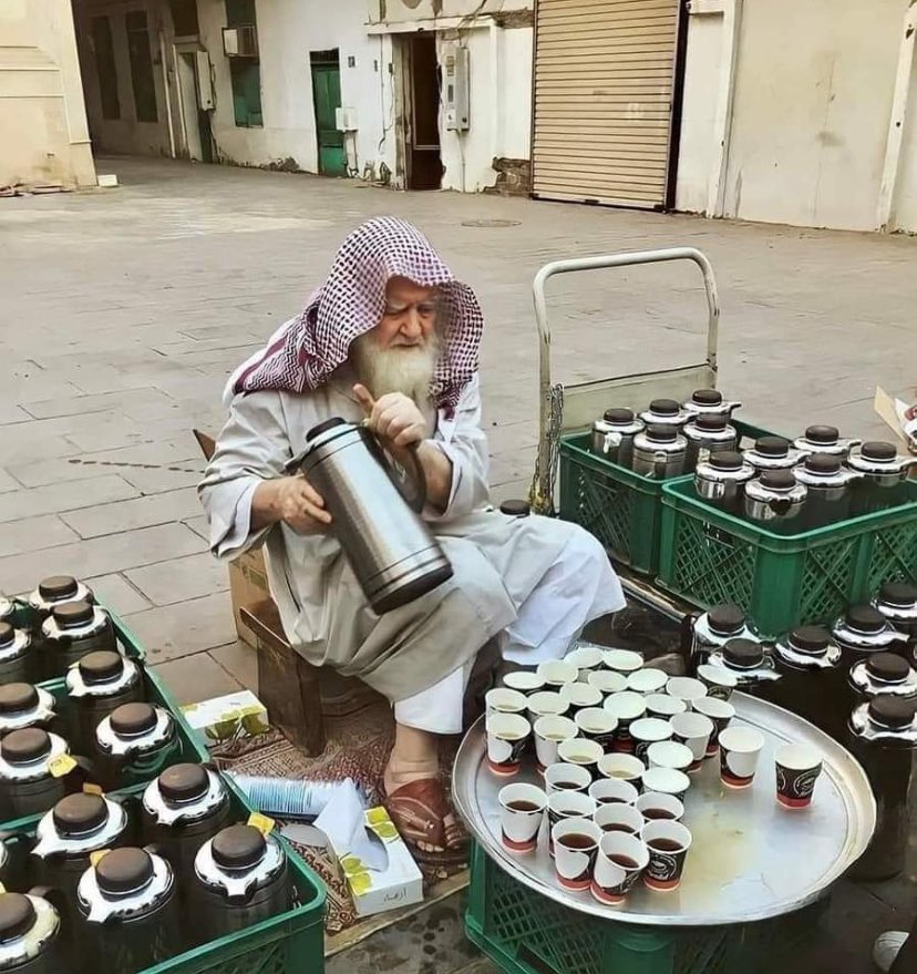 MansourSamah's tweet photo. وفاة الشيخ السوري ابن مدينة حماة نزيل المدينة المنورة إسماعيل الزعيم (أبو السباع) عن عمر ناهز 96 عامًا والذي اشتهر بتقديمه للشاي والقهوة بالمجان في المدينة المنورة لزورا المسجد النبوي https://t.co/T7rHvpboTO