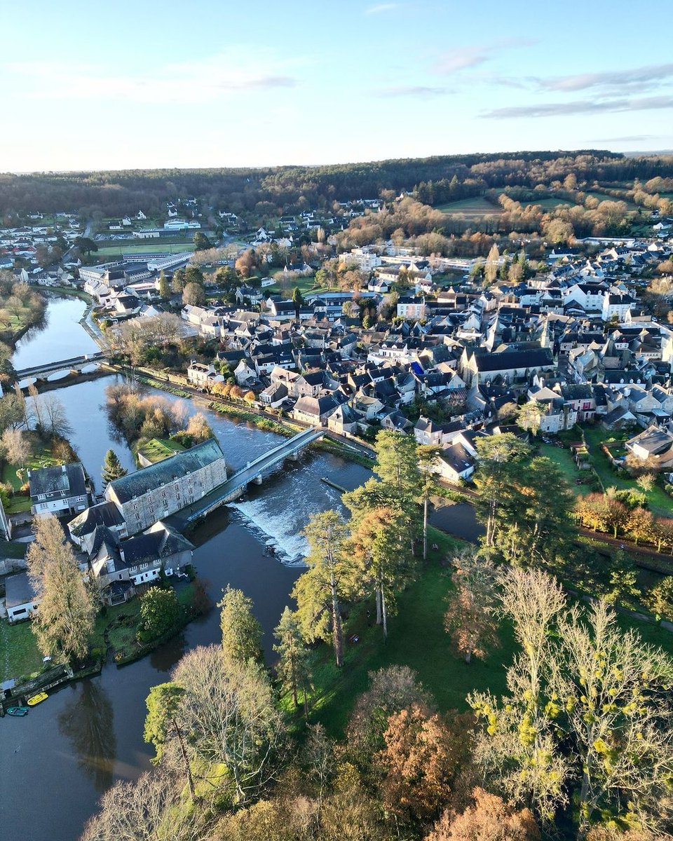 C'est l'un de nos endroits préférés 😍 Vous le reconnaissez ?

📷 @maximehx.prod sur instagram 

#morbihan #morbihantourisme #miamorbihan #bretagne #bretagnetourisme #bretagnesud #petitecitedecaratere #oust #canaldenantesabrest #destinationbroceliande