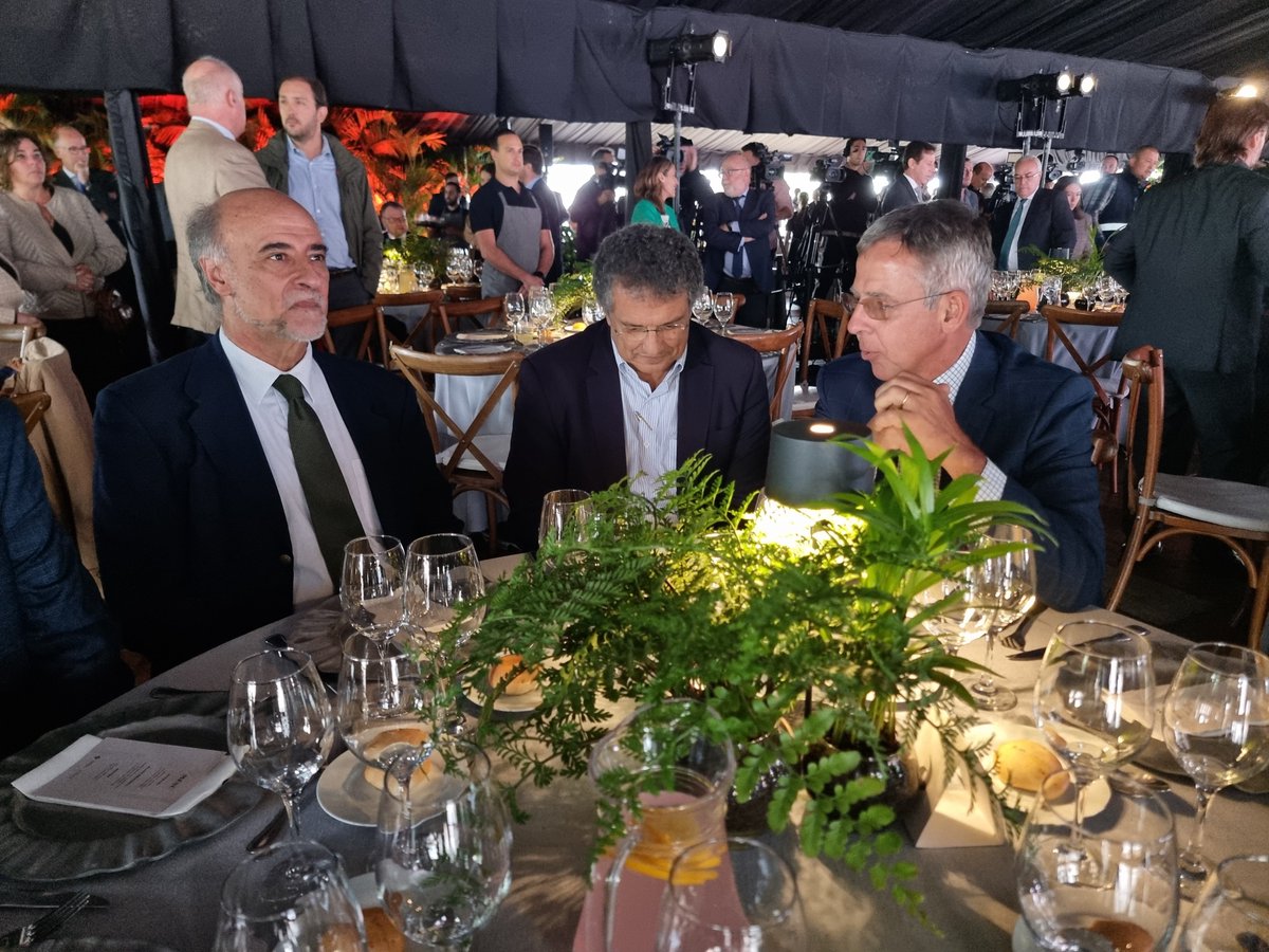 Con presencia del presidente de la República @LuisLacallePou y autoridades nacionales, el ministro @Pablo_Mieres participa del inicio de la  implementación del Ferrocarril Central, en la estación de trenes de Cardal, departamento de Florida.