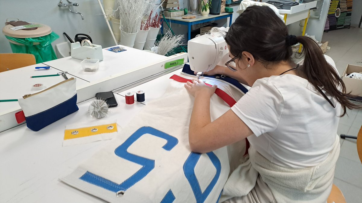 EreMarquisanne's tweet photo. Les 3e1 de la Graine d'Entreprise #FACEVar poursuivent leur projet UPCYCLING. Fabrication de sacs en ⛵️ de bateaux recyclées. ✅️installation des "ateliers" (design sacs, pose d'œillets, montage...)✅️marketing : Green Ocean 🏷 étiquette) 👏aux "Apprentis couturiers"👍🏻 https://t.co/T20gTGQEjy
