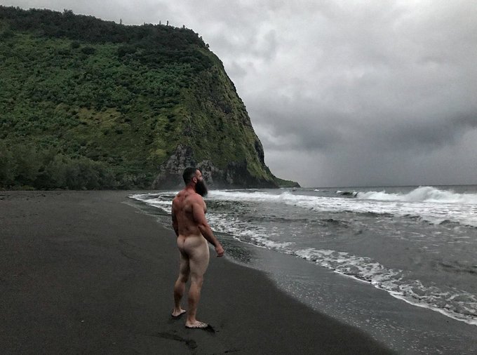Repost if you like being nude in public! ??? #haole https://t.co/HLhwUbDlbO