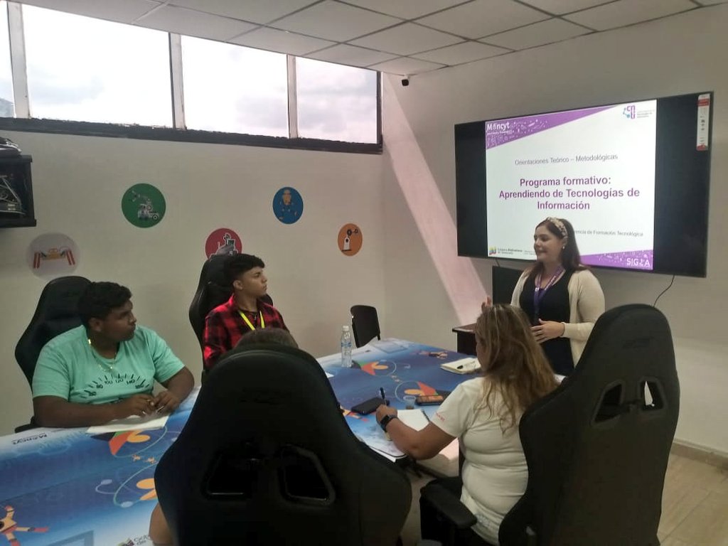 CNTI_VE's tweet photo. #16Abr  🆒 Hoy tuvimos una exitosa jornada formativa con los futuros recreadores tecnológicos del programa Semilleros Científicos.

✅ 12 profesionales de Infocentro cursaron el taller teórico- metodológico "Aprendiendo de Tecnologías de Información", facilitado por el @CNTI_VE. https://t.co/OQNW5jUD9i