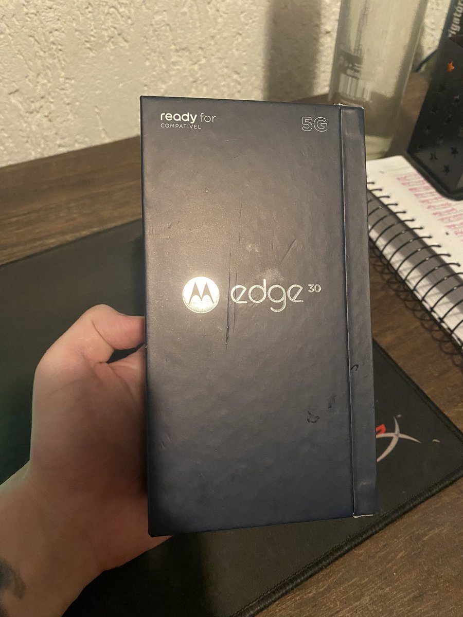 surdoembingo_'s tweet photo. Vendo motoedge30 256gb bateria nova, acompanha fone e carregador 

Mil reais, RT pra ajudar https://t.co/zBY0DhGVBM