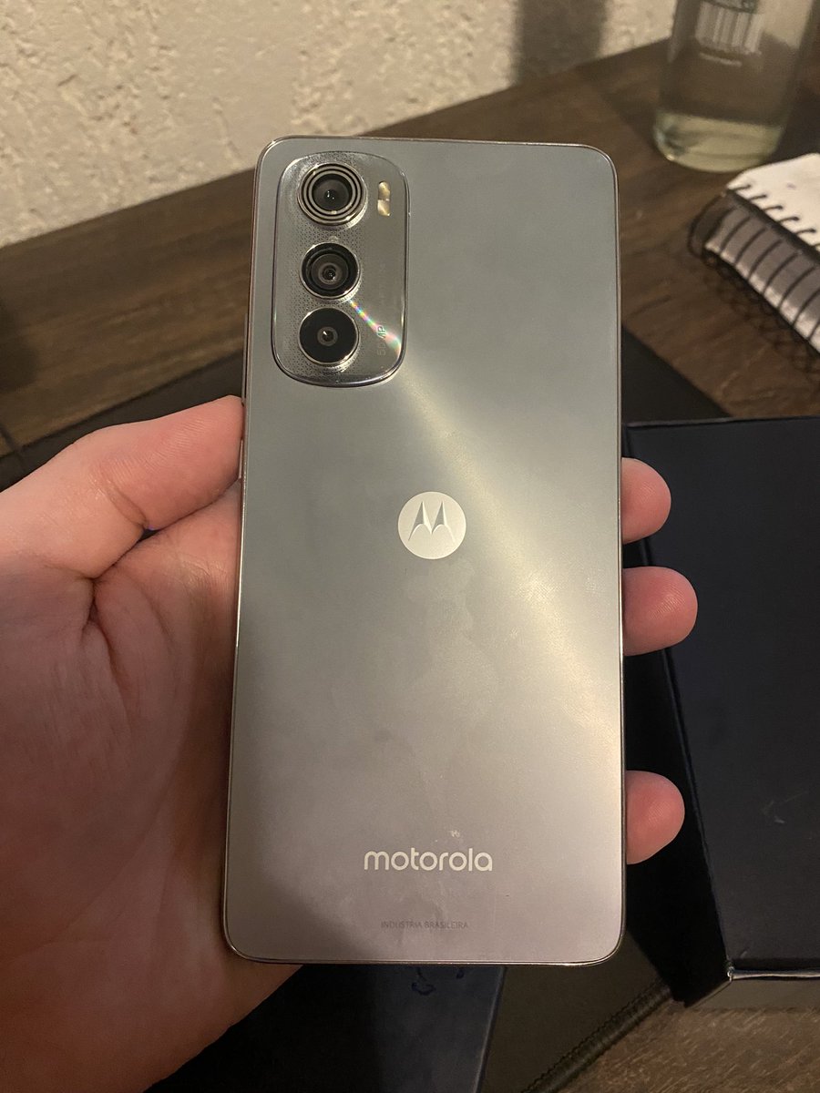 surdoembingo_'s tweet photo. Vendo motoedge30 256gb bateria nova, acompanha fone e carregador 

Mil reais, RT pra ajudar https://t.co/zBY0DhGVBM