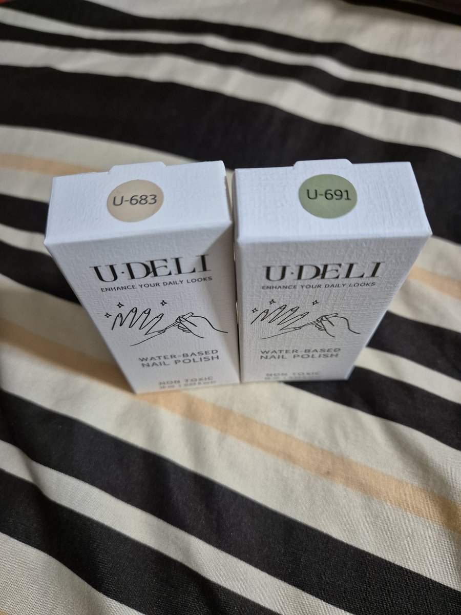 Middle_Jari's tweet photo. ไปสอยมาเพิ่มหลายสีเลยของ U-Deli  อยากจะบอกทาง่ายมากเว่อร์ ทาไม่เก่งก็ทาได้ สีไม่มีกลิ่นฉุนเลยปลอดภัยต่อเด็กและคนท้องด้วย ทาแล้วเล็บไม่เหลืองตอนนี้เลิพยาทาเล็บแบรนด์นี้มาก ไม่ง้อร้านละ

พิกัด สีเบจ u-683 https://t.co/7RsEUl7BeG
สีเขียว u-691 https://t.co/v2xwOHtuyv https://t.co/WZyILEf6D5