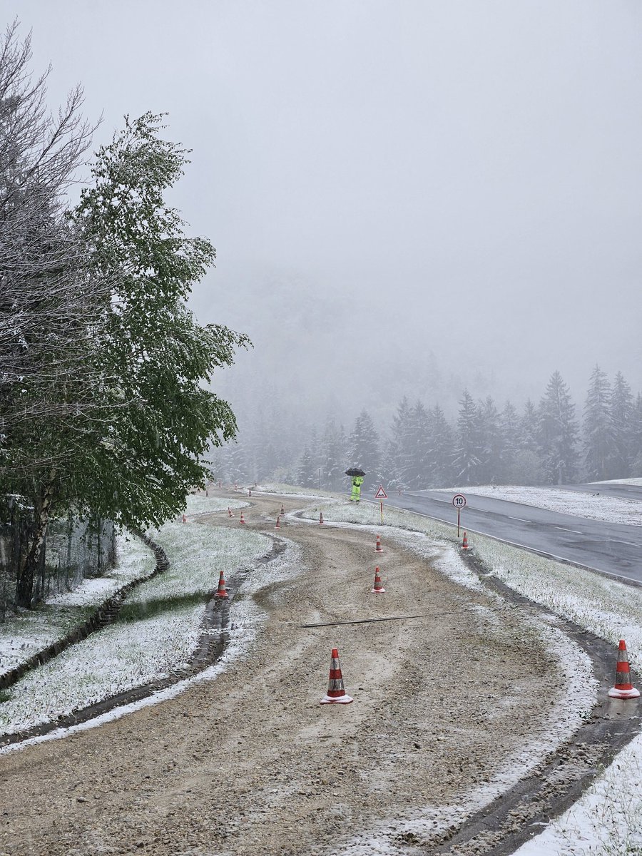 AMZS_si's tweet photo. Vse je enkrat prvič, tudi polfinale #NajboljsiZaVolanom v družbi snežink. 🧊🌨 😁 Dober voznik se mora znajti v vsakem vremenu, se strinjamo? #BestYoungDriver semifinals in full swing! @FIARegionI #staytuned https://t.co/m9Jz9IV97m