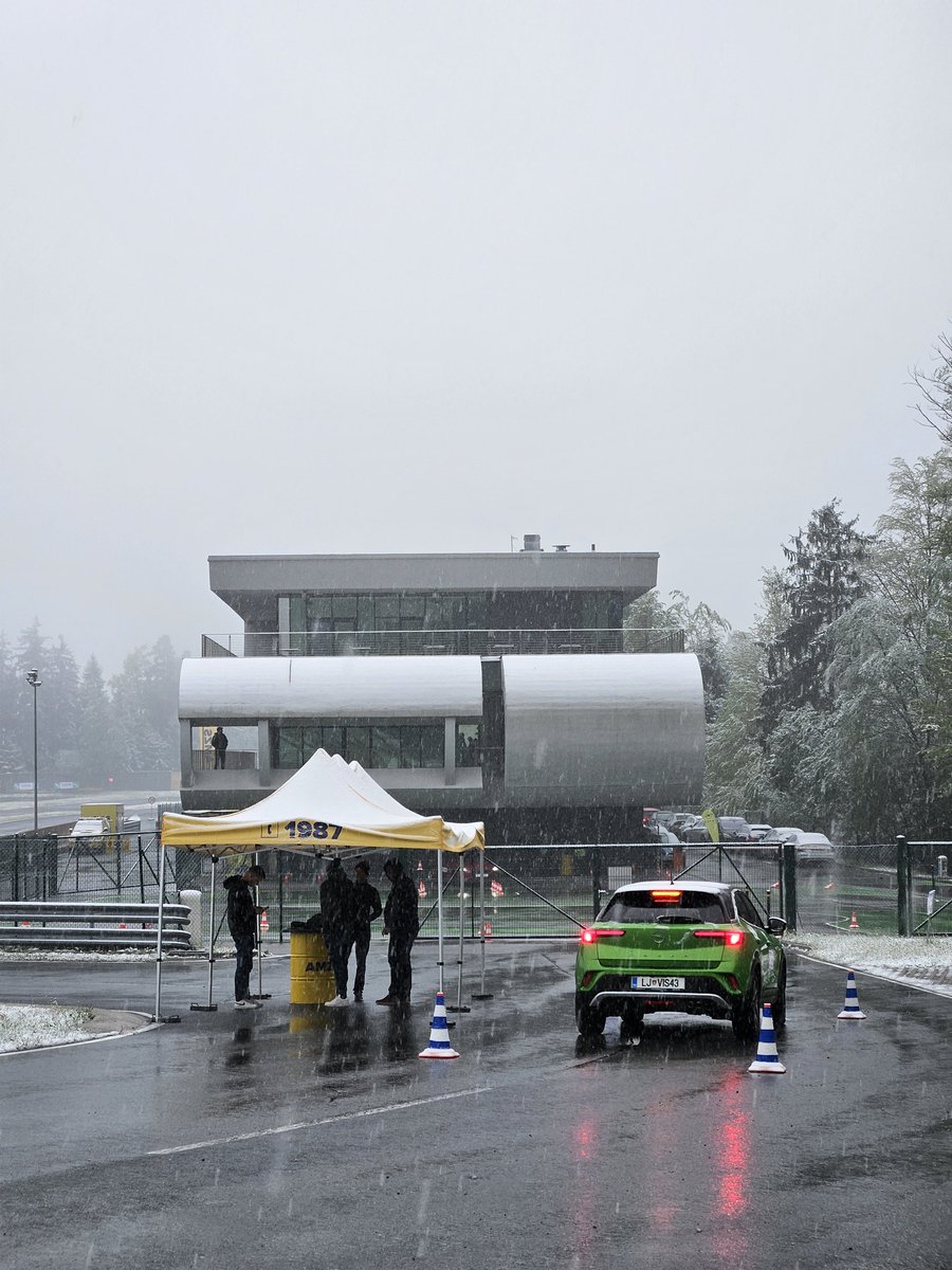 AMZS_si's tweet photo. Vse je enkrat prvič, tudi polfinale #NajboljsiZaVolanom v družbi snežink. 🧊🌨 😁 Dober voznik se mora znajti v vsakem vremenu, se strinjamo? #BestYoungDriver semifinals in full swing! @FIARegionI #staytuned https://t.co/m9Jz9IV97m