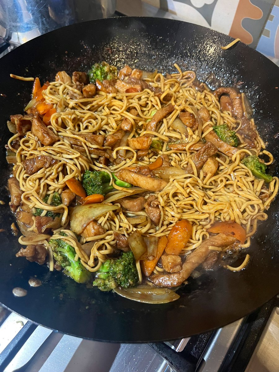 My idea of a midweek meal, Chinese pork stir fry Simple prep quick to cook, Cheap cut of pork velveted which took about 15mins The rest cooked in the same time 🔥🔥🔥🔥🔥