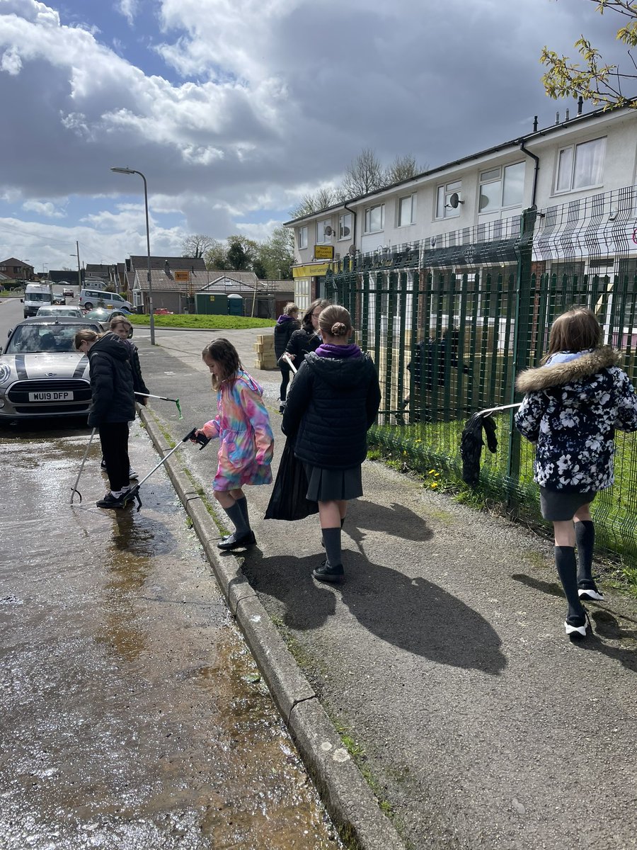 Community litter pick and 💩 patrol! We found a ‘litter hotspot’ behind a local shed and collected 4kg of litter! We got caught in a hail shower 😂 and stepped in 3 🐶💩😤 running back to school for shelter! @EcoSchoolssouth @EcoSchoolsWales @NPTWasteCrime