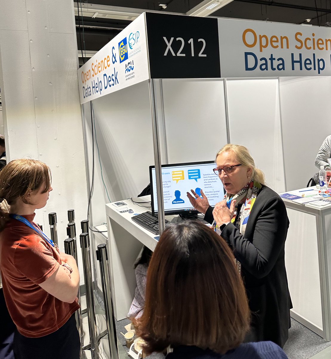 The open science data help desk is for YOU you being one of 40000 #EGU24 🔢 Here @twitt_mfv explained Open science persistent demonstrator of @opengeospatial #opendata #OpenScience