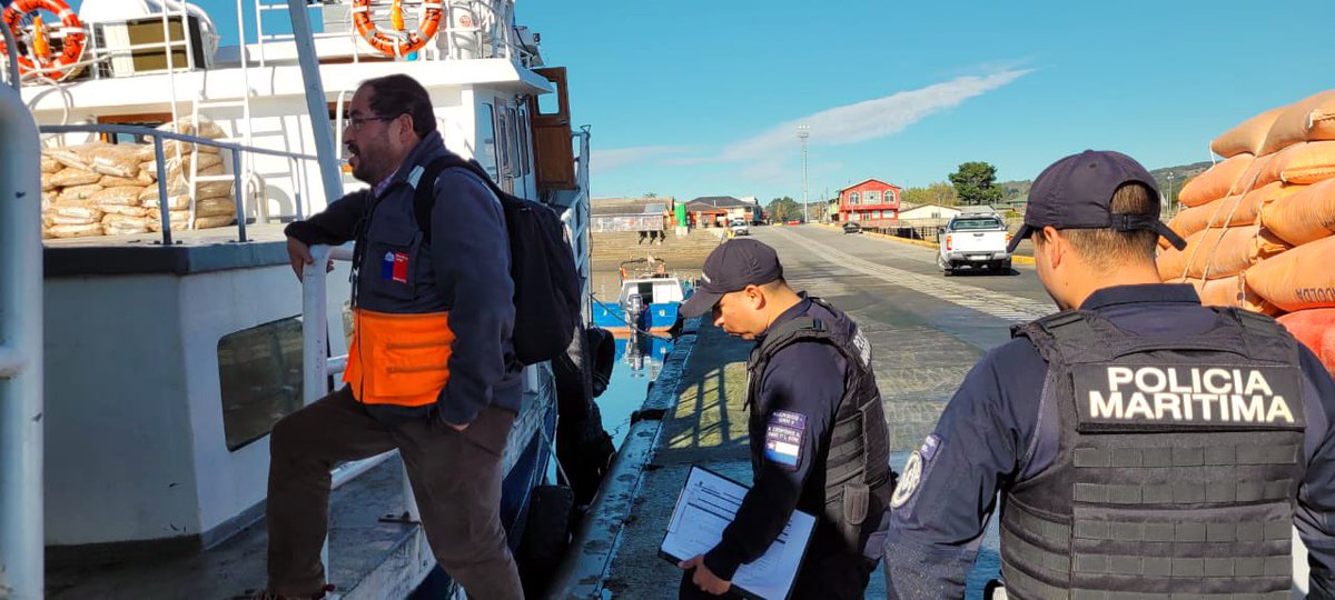 drtloslagos's tweet photo. En #Castro ayer equipo inspectivo de la #IPTCastro junto a @DGTM_Chile realizaron fiscalizaciones a 17 embarcaciones de conectividad y transporte de carga, verificando la documentación básica laboral y reglamentaria. Seguimos con el cuidado del #trabajodecente en todo el terreno https://t.co/joYFO3cDsj