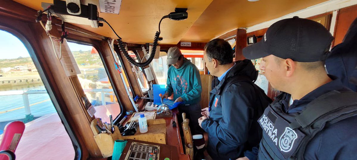 drtloslagos's tweet photo. En #Castro ayer equipo inspectivo de la #IPTCastro junto a @DGTM_Chile realizaron fiscalizaciones a 17 embarcaciones de conectividad y transporte de carga, verificando la documentación básica laboral y reglamentaria. Seguimos con el cuidado del #trabajodecente en todo el terreno https://t.co/joYFO3cDsj