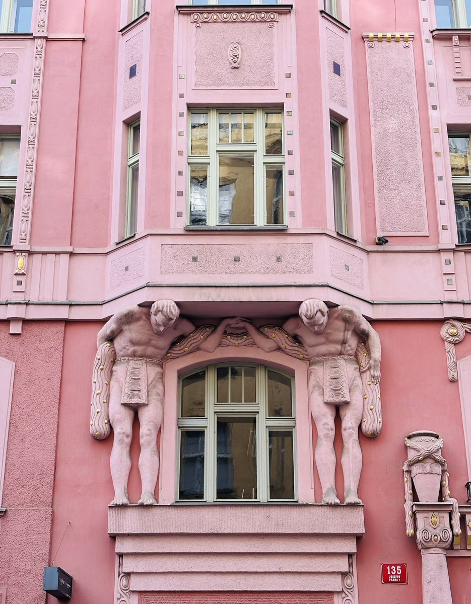 danithrones's tweet image. Hagas lo que hagas… vente con el novio a Praga 💙🇨🇿✅