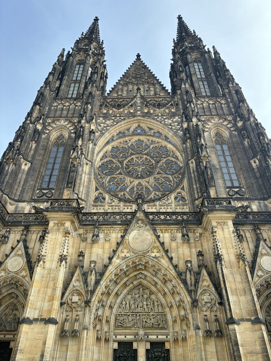 danithrones's tweet image. Hagas lo que hagas… vente con el novio a Praga 💙🇨🇿✅