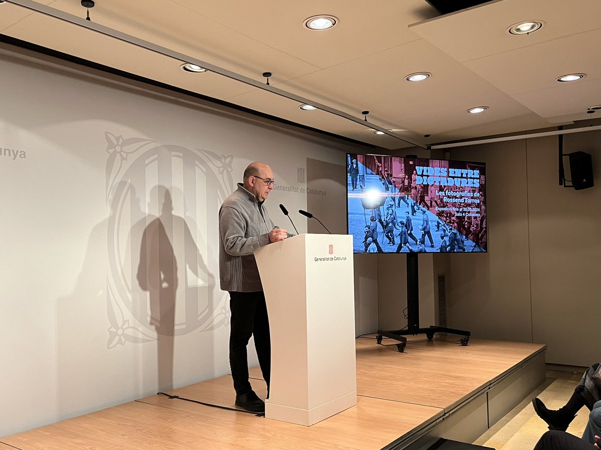 🗣“Li diem “Vides entre dictadures” perquè no hi ha només una vida aquí, hi han moltes vides, la de Rossend i la dels ciutadans fotografiats” Explica Víctor Oliva, co-comissari de l’exposició “Vides entre dictadures”.